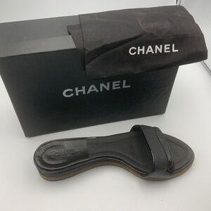 CHANEL LOGO LINEN AND PATENT LEATHER MULES